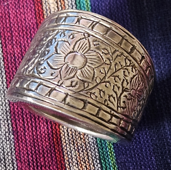 Amrita Singh Sterling Silver Floral Cigar Band Ring - Picture 3 of 9